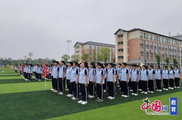 忆融速配 乐山一职中：飒爽英姿展风采，热血青春启新程