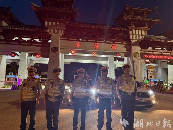 隆源配资 00年小伙负气上高速“狂飙”？湖南110转来警情，咸宁交警紧急拦截